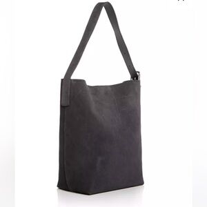 Madewell Essential Bucket Tote in suede, color: sleek charcoal